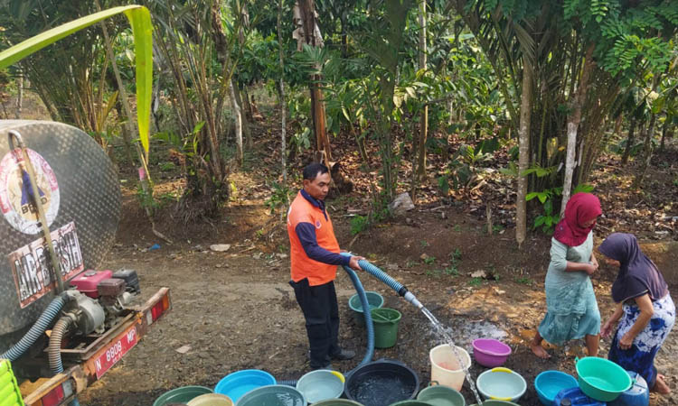 DATARAN TINGGI: Personel BPBD mengirim air di Desa Tiris Kecamatan Tiris. Desa ini menambah rentetan wilayah di Kabupaten Probolinggo yang mengalami krisis air bersih.