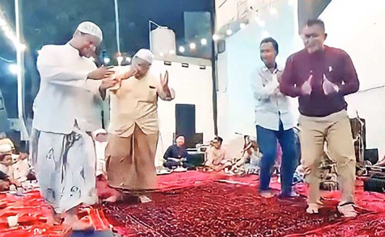 BERTUMPU PADA KAKI: Gerakan Tari Zapin Gambus, lebih banyak mengedepankan gerakan kaki dibanding tangan.