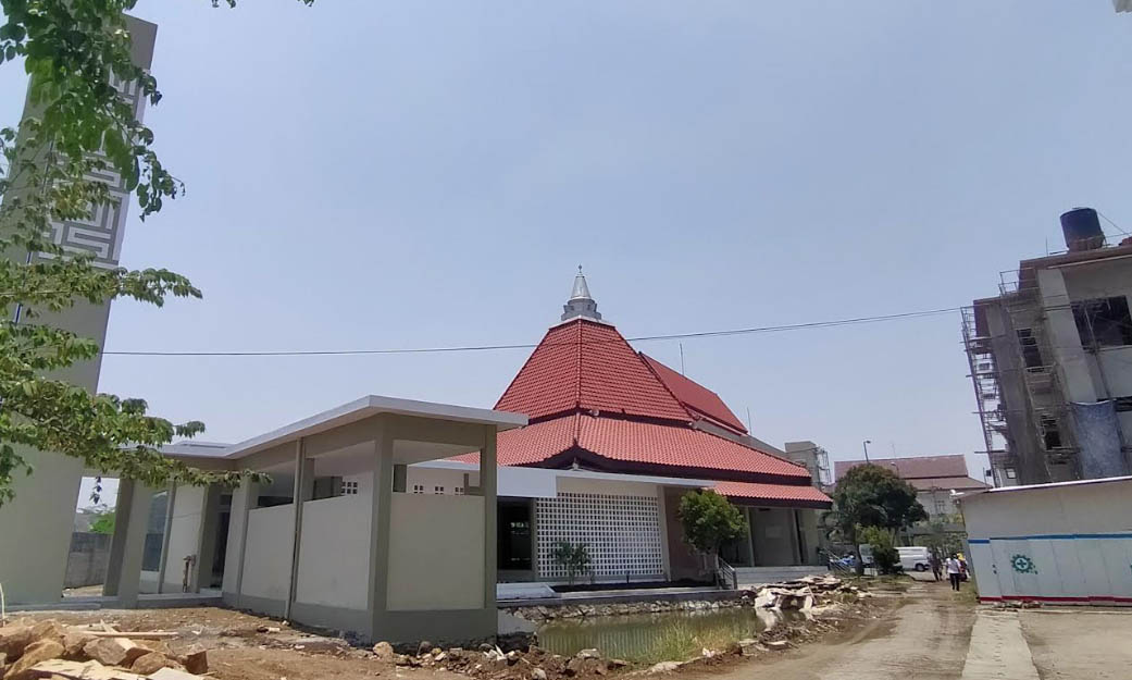 KOMPLEKS PERKANTORAN: Pembangunan masjid Apung di kantor Pemkab Pasuruan di Raci.