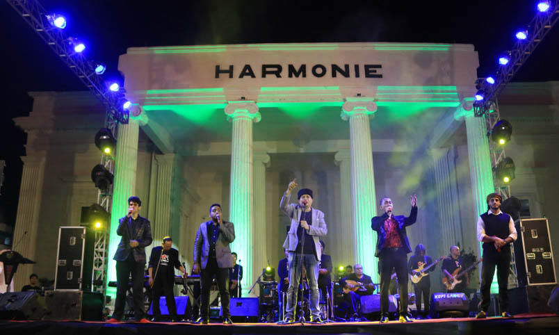 MENGHIBUR: Salah satu grup musik gambus ternama di Jawa Timur, tampil di Kota Pasuruan, beberapa waktu lalu.