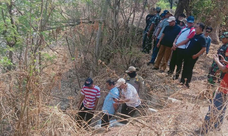 TURUN LANGSUNG: Pj Bupati Pasuruan saat mendatangi lokasi sungai Welang yang sempat dikeluhkan warga.