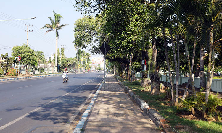 SEGERA DIGARAP: Pengendara motor melintas di Jalan Soekarno-Hatta, Kota Probolinggo. Taman di pinggir jalan ini akan diperbaiki mulai bulan depan.