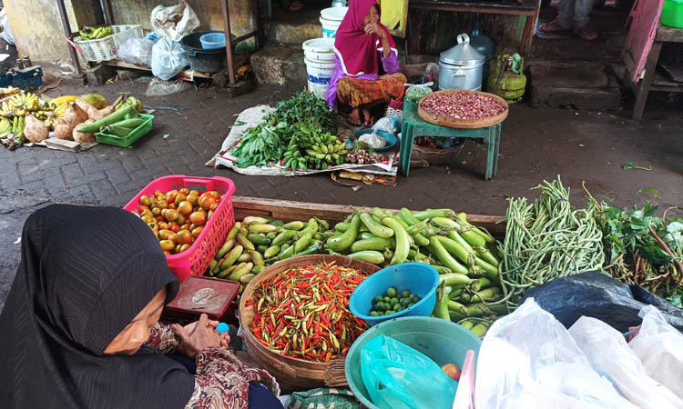 TETAP DIBELI: Pedagang bumbu di Pasar Maron yang berjualan cabai.