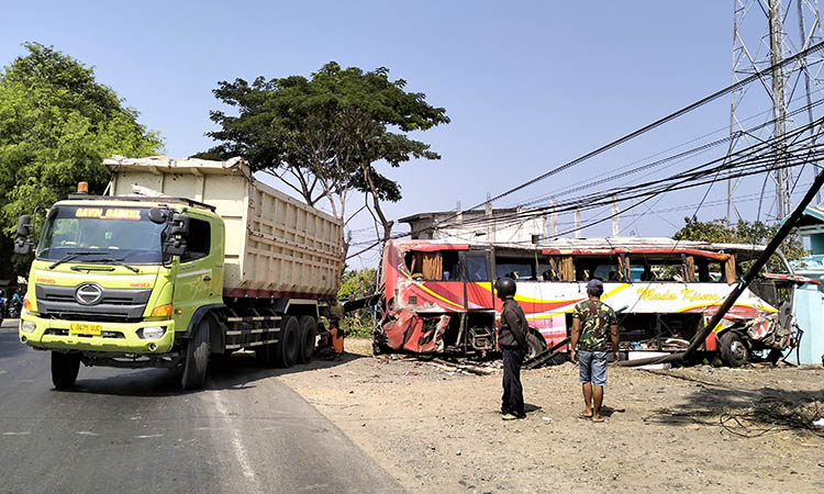 SULIT: Evakuasi bus Madu Kismo harus melibatkan dua kendaraan, yaitu derek dan dump truck.