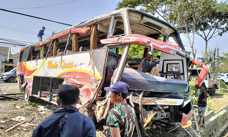 RINGSEK: Bus Madu Kismo mengalami kecelakaan maut setelah banting setir menabrak pohon dan tiang di Jalan Raya Sukodadi, Kecamatan Paiton, Kabupaten Probolinggo, Senin (30/10).