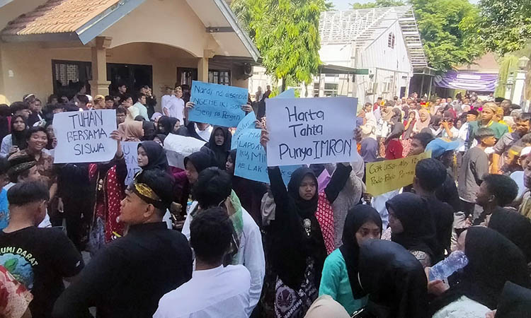 PROTES: Pelajar SMAN 1 Bangil saat menggelar unjuk rasa di halaman sekolahnya memprotes kebijakan dan fasilitas sekolah, Senin (30/10).