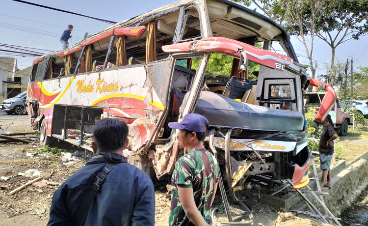 APES: Bus malam Madu Kismo yang mengalami kecelakaan setelah banting setir dan menabrak pohon serta tiang di Jalan Raya Sukodadi, Kecamatan Paiton, Senin (30/10).