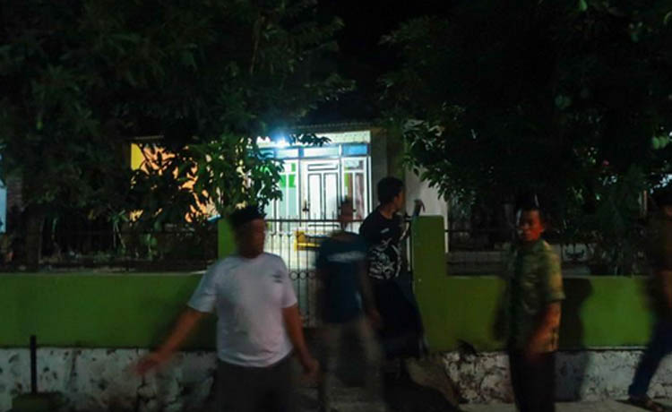 RAMAI: Warga berada di lokasi rumah Khoiri.