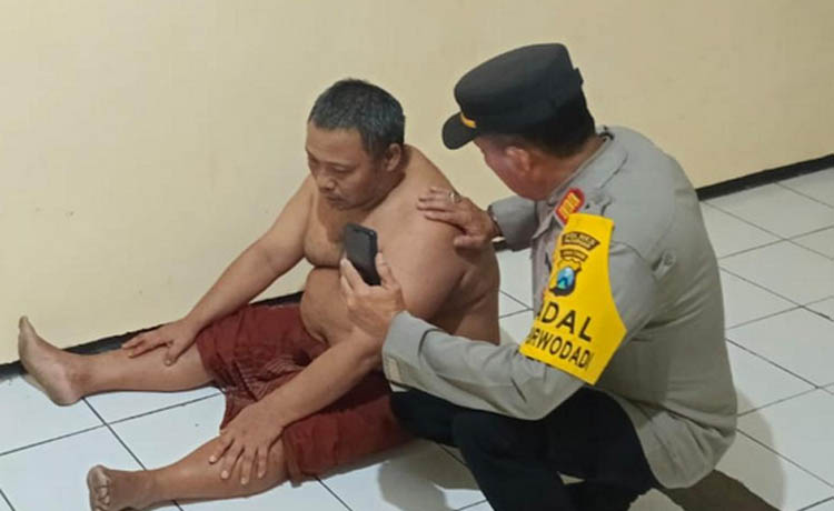 NGAKU LAPAR: Khoiri yang sudah diamankan di Mapolsek Purwodadi.