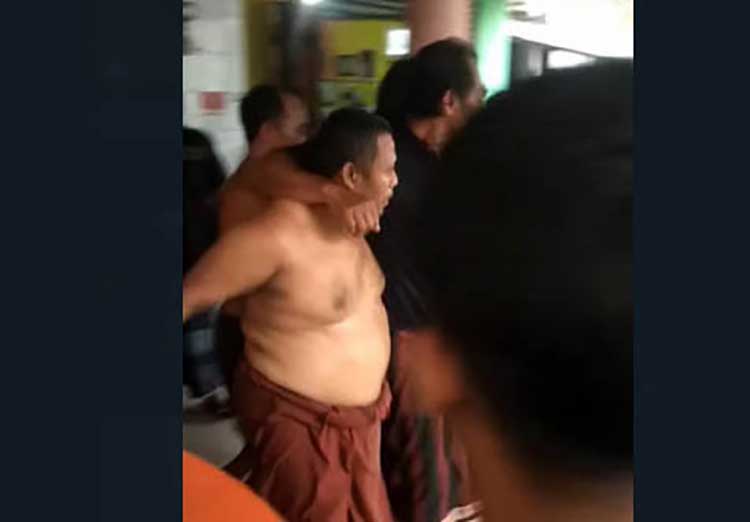 TELANJANG DADA: Khoiri ketika digiring petugas.
