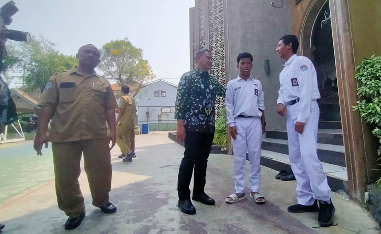 SALIM: Kadispendik Provinsi Jatim Aris Agung Paewai (baju batik) bersama kepala SMAN 1 Bangil Imron Rosadi (kiri), menemui&nbsp; menemui siswa, Selasa (31/10).