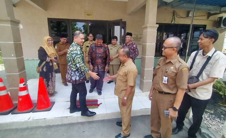 DISAMBUT: Guru di SMAN 1 Bangil dan Taruna Madani yang juga menyambut Kadispendik Aris Agung Paewai.