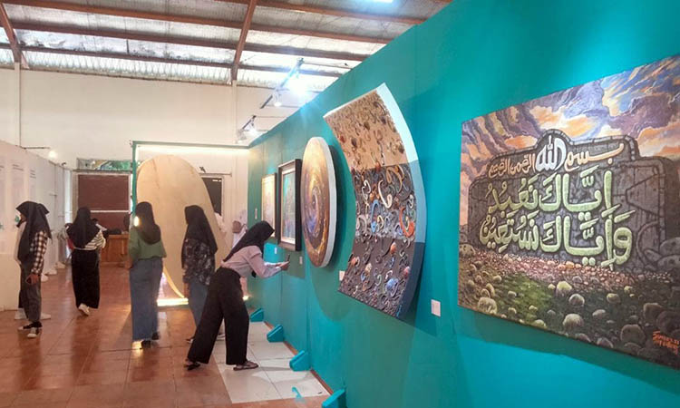 MELATIH KEPEKAAN: Beberapa pengunjung menikmati karya senin dalam Gandheng Renteng Telulas yang mengambil tema &ldquo;Theklek Kecempung Kalen&rdquo; di gedung Serbaguna Uniwara Kota Pasuruan.