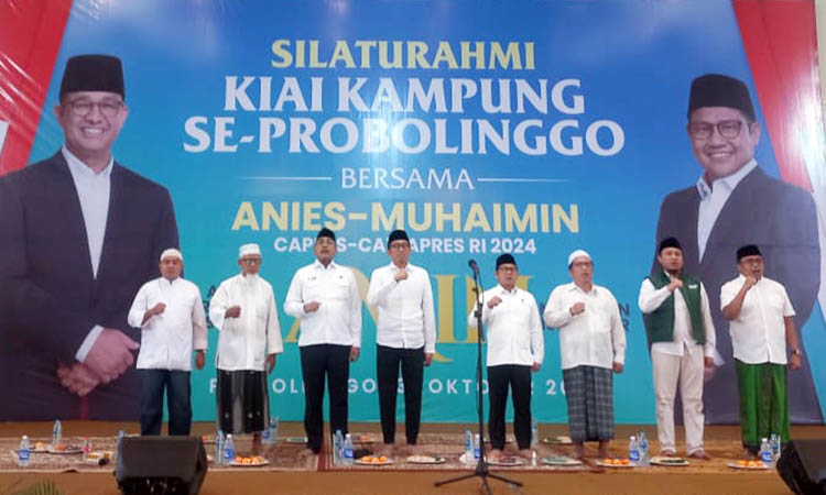 SILATURAHMI: Muhaimin Iskandar (empat dari kanan) ketika bersilaturahmi dengan kiai kampung di Paseban Sena, Kota Probolinggo, Selasa (31/10).
