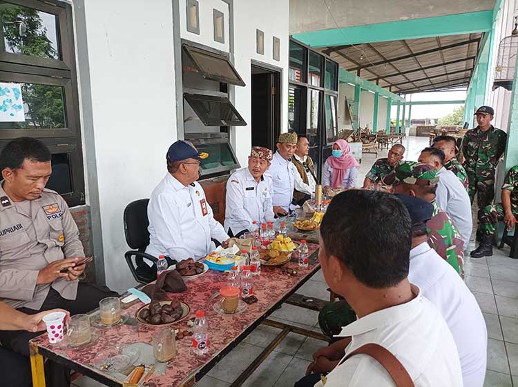 CARI SOLUSI: Sejumlah pejabat beserta stakeholder lainnya membahas penertiban dan penataan Pasar Semampir, Rabu (1/11).