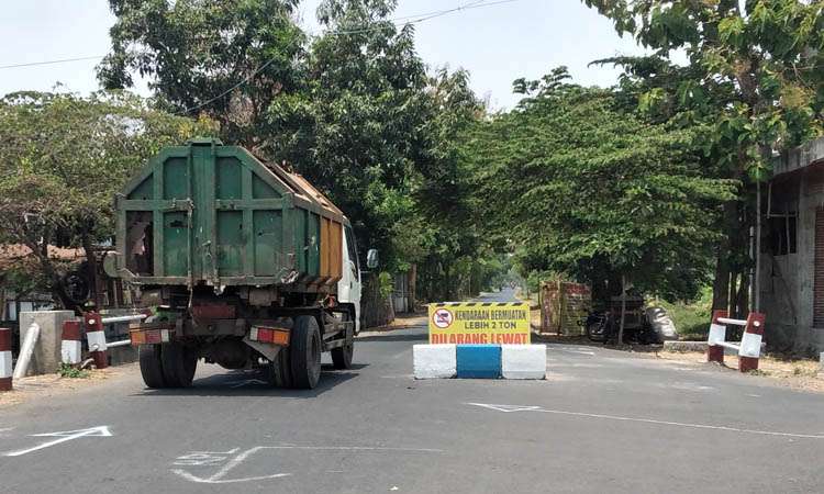 KEJAR PAD: Truk sampah DLHKP Kota Pasuruan saat berhenti untuk mengangkut volume limbah domestik warga (Dokumen Radar Bromo)