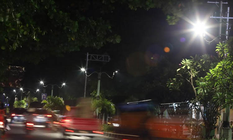 TELAN ANGGARAN BESAR: Sejumlah pengendara melintas di Jalan Soekarno-Hatta Kota Probolinggo, yang telah dilengkapi PJU.