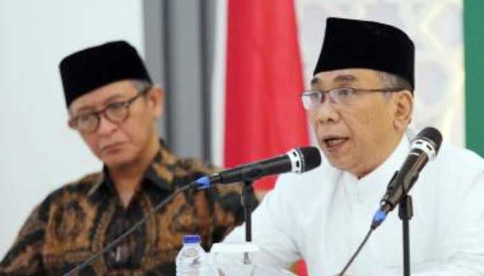 Ketua Umum PBNU Yahya Cholil Staquf (kanan) saat menyampaikan rilis sikap PBNU atas konflik Israel-Palestina, di Jakarta. (Fedrik Tarigan/ Jawa Pos)