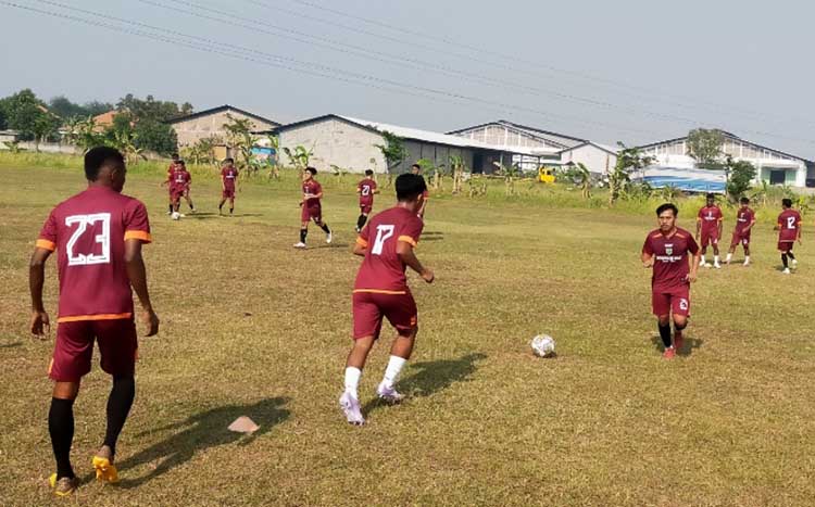 KEBUT PERSIAPAN: Para pemain yang ikut seleksi Pasuruan United di Lapangan Luwung, Kecamatan Beji, kemarin. (Iwan Andrik/ Radar Bromo)