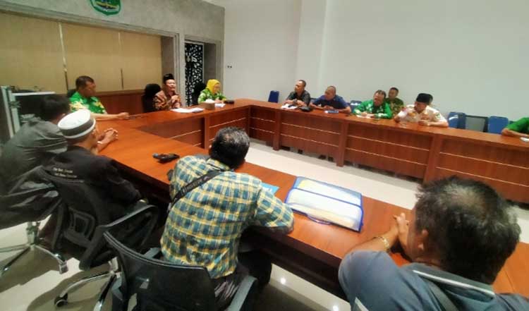 CARI SOLUSI: Sejumlah pedagang Pasar Gondanglegi saat menemui Pj Bupati, (2/11). (Iwan Andrik/ Radar Bromo)