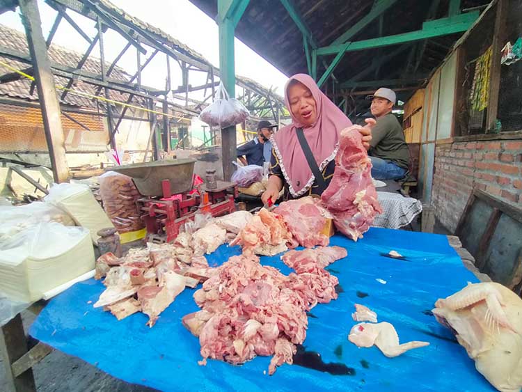 OGAH PINDAH: Salah satu pedagang yang tetap berjualan di Pasar Gondanglegi usai pasar setempat terbakar hebat. (Foto-foto Iwan Andrik/ Radar Bromo)