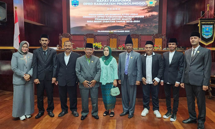SATU FRAKSI: Mahrus (empat Dari kiri) foto bersama anggota Fraksi PPP lainnya usai pelantikan.