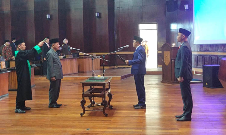 SAKRAL: Mahrus (dibawah Al-Qur&rsquo;an) saat melakukan proses pelantikan, pengambilan sumpah menjadi anggota DPRD kabupaten Probolinggo.