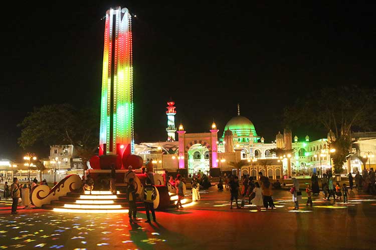 SPARKLING PASURUAN: Kawasan Alun-Alun Pasuruan kian gemerlap saat malam hari dengan sorotan lampu proyektor. Kondisi itu kian menarik pengunjung berdatangan. (Mokhamad Zubaidillah/ Radar Bromo)