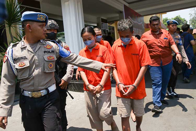 TERJERAT NARKOBA: Polisi saat mengeler sejumlah tersangka kasus narkoba sebulan terakhir yang ditangani Polres Pasuruan, saat kasusnya dirilis, (2/11). (Mokhamad Zubaidillah/ Radar Bromo)
