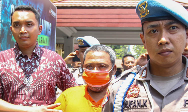 KEJI: Tersangka Khoiri alias Satir, 53, saat digiring di Mapolres Pasuruan, Kamis (2/11).