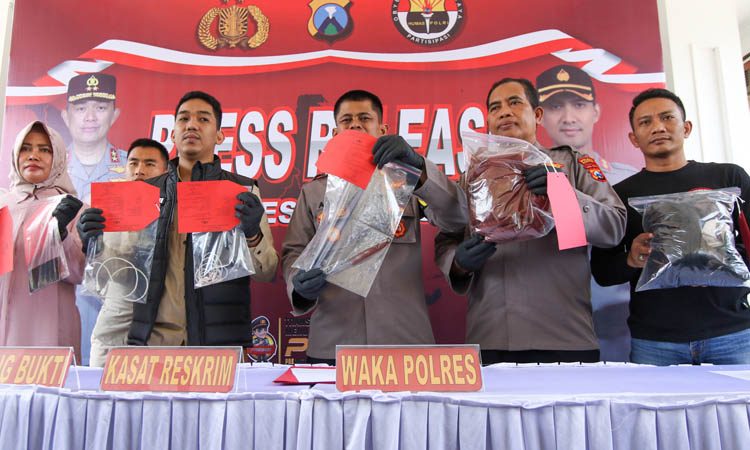 BARANG BUKTI: Sejumlah barang bukti diamankan petugas Polres Pasuruan dari rumah tempat pembunuhan terjadi di Desa Parerejo, Purwodadi, Kabupaten Pasuruan.