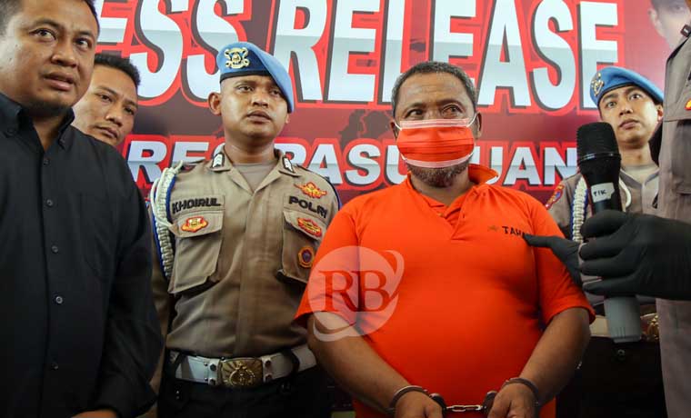 GELAP MATA: Khoiri alias Satir, tersangka pembunuh anak menantu yang hamil saat kasusnya dirilis di Mapolres Pasuruan. (Mokhamad Zubaidillah/ Radar Bromo)