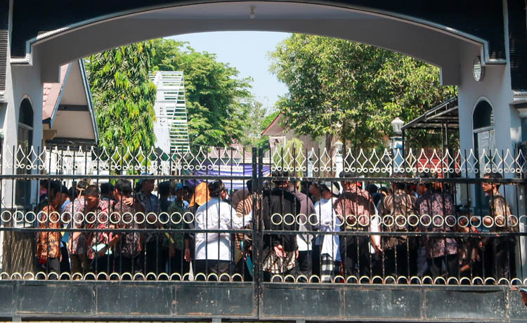 BANYAK ORANG: Keramaian yang terjadi di SMAN 1 Taruna Madani saat aksi demonstrasi dilakukan di sekolah, Senin (30/10) lalu.