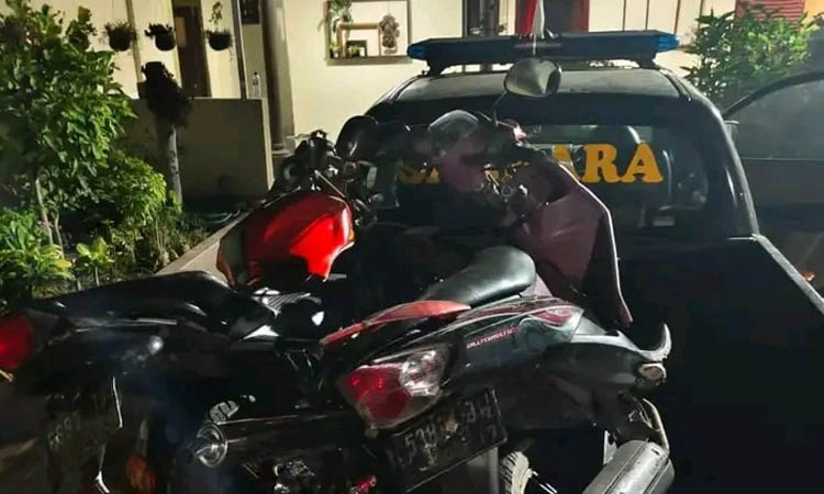 BARANG BUKTI: Dua motor yang terlibat kecelakaan di Desa Kalipang sudah diamankan polisi di Polsek Grati.