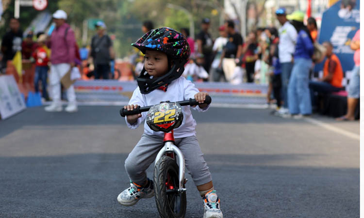 PAKAI HELM: Bocah yang ikut eksebisi pushbike saat Suropati Race V di akhir Oktober silam. Saat mengendarai, pemakaian alat keselamatan jadi pertimbangan walau tak wajib.