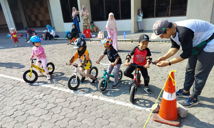 HAVING FUN: Sejumlah bocah yang tergabung di komunitas Bayuangga Warrior Pushbike Kota Probolinggo bersiap start di halaman bisokop CGV.