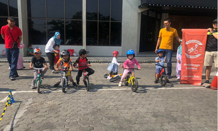 HAVING FUN: Sejumlah bocah yang tergabung di komunitas Bayuangga Warrior Pushbike Kota Probolinggo bersiap start di halaman bisokop CGV.