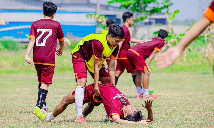 SONGSONG LIGA 3: Para penggawa Pasuruan United saat berlatih di Beji.