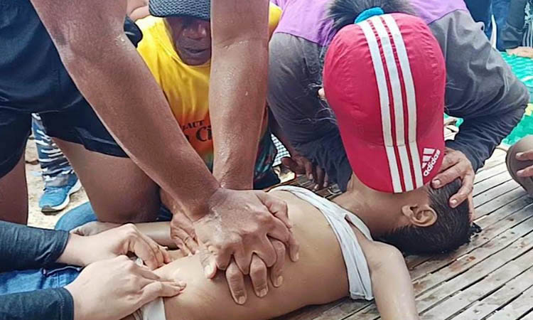 SELAMAT: AJ, 8, mendapat pertolongan pertama dari warga saat tubuhnya berhasil ditemukan. Dia selamat dan kini dirawat di ruang ICU RSUD dr Mohamad Saleh.