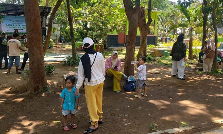 BERWISATA: Sejumlah warga berwisata ke TWSL Kota Probolinggo, Minggu (5/11).