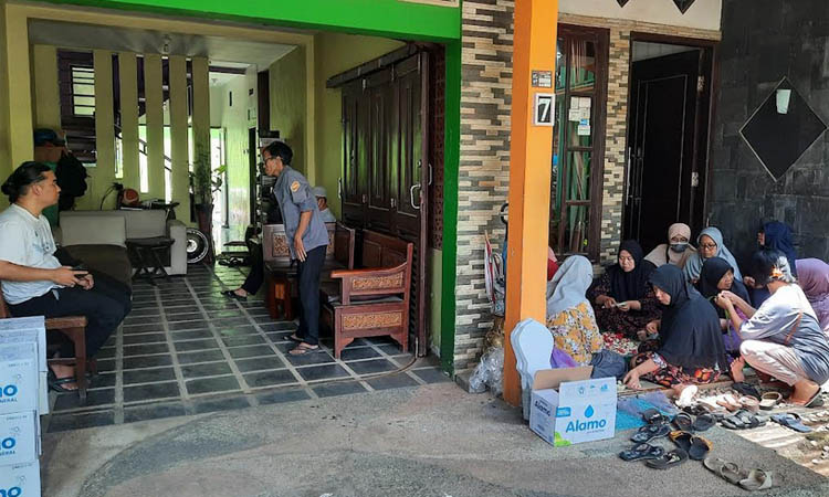 RUMAH DUKA: Rumah almarhum dr. Shodiq Tjahjono di Sumbertaman, Kecamatan Wonoasih, Kota Probolinggo. Jenazahnya dimakamkan Minggu (5/11) siang.