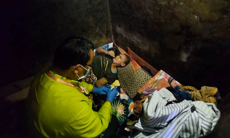 JEMPUT BOLA: Parliyat, 67, diperiksa tenaga kesehatan langsung ke rumahnya di Desa Lumbang, Kecamatan Lumbang, Kabupaten Pasuruan.