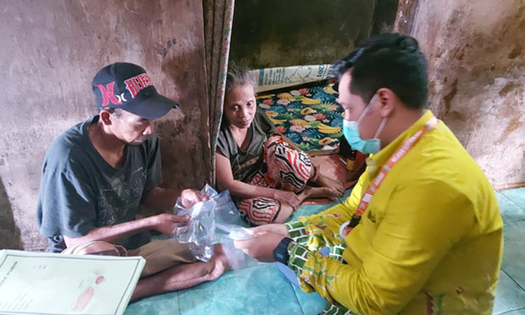 BANTU MASYARAKAT: Pemberian obat-obatan secara gratis yang menjadi layanan Sister Peri.