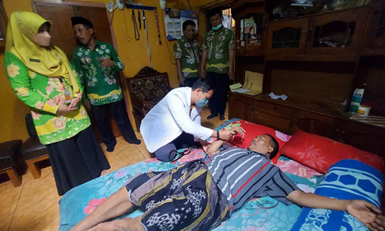 LIBATKAN DOKTER SPESIALIS: Pemeriksaan pasien stroke langsung oleh dokter spesialis di Desa Lumbang, Kecamatan Lumbang, Kabupaten Pasuruan.