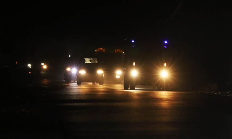 ANDALKAN LAMPU KENDARAAN: Pengendara melaju di jalur di Sidogiri sisi barat menuju Warungdowo saat malam hari.