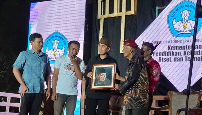 APRESIASI: Maestro Tari Glipang Probolinggo, Soeparmo sat mendapat penghargaan di GGBTK.