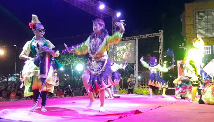 Penampilan tari Jaran Bodhag di GGBTK Alun-alun Kraksaan.