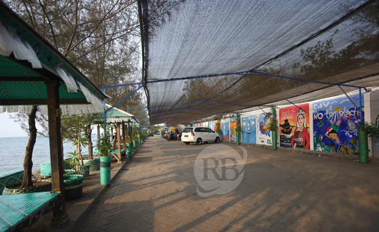 LENGANG: Suasana di lokasi Kumkum di PPI Mayangan, sore kemarin. Semenjak pengunjung tak boleh berenang dan wisata ditutup, lapak pedagang ikut terdampak.