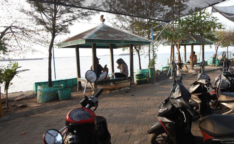 SEPI: Segelintir pengunjung menikmati suasana di wisata Kumkum. Namun pengunjung tidak diperbolehkan berenang.