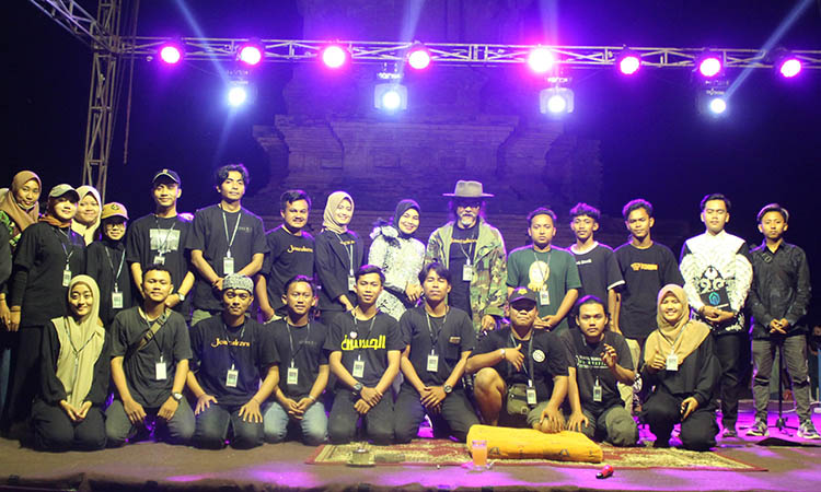 KEGIATAN PERTAMA: Anggota Komunitas Ngarang Desa foto bersama Sujiwo Tejo (topi koboi) usai gelaran Festival Budaya &lsquo;Menakar Ekosistem Kopi&rsquo; di Candi Jabung, Minggu (29/10).